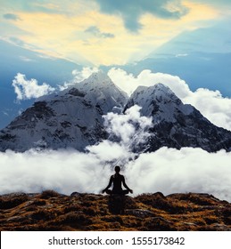 Serenity und Yoga, die in Himalayas Gebirge praktizieren, Meditation 