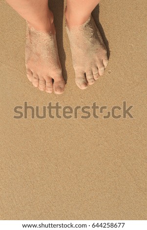Serfi feet without shoes on the sand