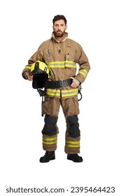 Grave bombero barbudo con casco de protección uniforme en estudio. Vista frontal del bombero macho de mediana edad con casco de seguridad, aislado en el fondo blanco del estudio. Lugar de trabajo, concepto de empleo.