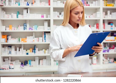 2,405 Pharmacist Filling Prescription Images, Stock Photos & Vectors ...