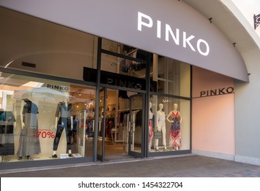 oor leer etiquette Pinko shop Images, Stock Photos & Vectors | Shutterstock