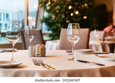  Abendtisch in einem Restaurant serviert. Restaurant-Inneneinrichtung