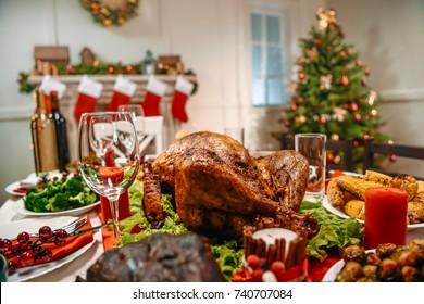 mesa servida con deliciosa cena para la cena de Navidad