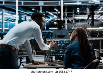 Líder de equipe de farm de servidores supervisionando o trabalho feito por especialistas na atualização de sistemas de inteligência artificial. Gerente de data center que supervisiona o equipamento de programação do trabalhador usado para treinamento de aprendizado de máquina