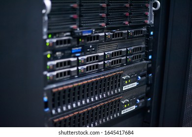 Serverraum mit Racks und Servern