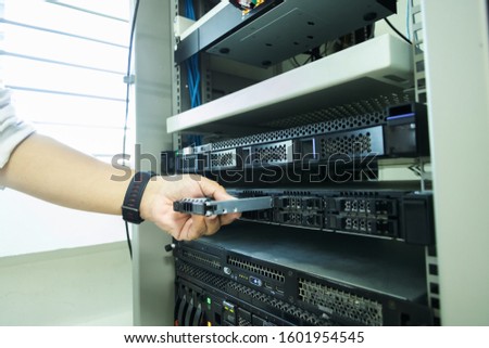 Server SSD/HDD hotswap and plugin