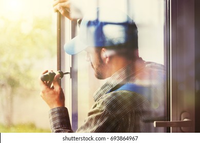 Bedienungspersonal, das Fenster mit Schraubenzieher installiert