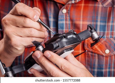 Service Man Repairing Quadcopter Drone On Stock Photo 1557772088 ...