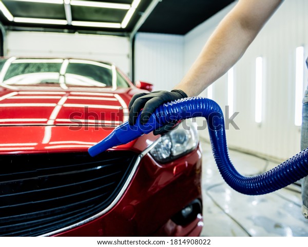 Service worker makes automatic drying of the car
after washing.