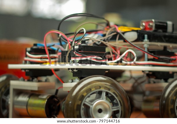 Servo motor circuit on the\
robot 