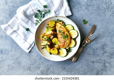 Poitrine de poulet au sésame, pommes de terre cuites et courgettes