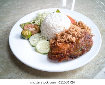 Set Ayam Penyetayam Penyet Indonesian Cuisine Stock Photo 611536724 ...