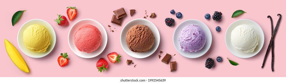 Colección de cuencas con varias copas de helado coloridas con diferentes sabores e ingredientes frescos sobre fondo rosa, vista superior