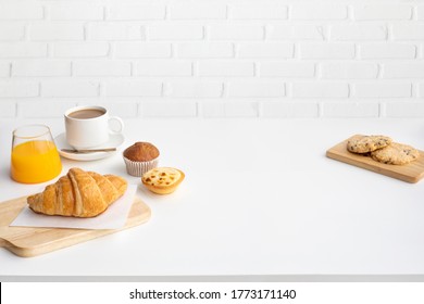 Set bestehend aus Frühstückskost oder Bäckerei und Kaffee auf Tischküchenhintergrund.Kochen und Essen mit gesundem, morgenem Lifestyle.Draufsicht