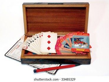 Set bridge vintage: playing cards, pen, paper for the scores, wooden box