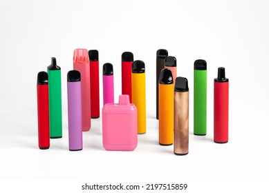 Conjunto de cigarrillos electrónicos desechables coloridos de diferentes formas sobre un fondo blanco. El concepto de fumadores modernos.