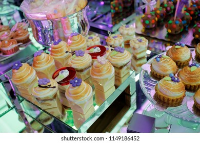 Set cupcakes around wedding