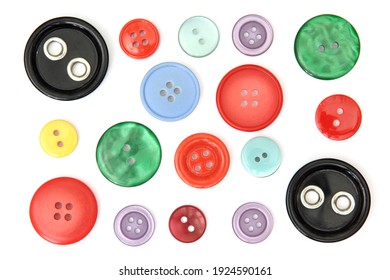 Ensemble de boutons de couture différents et colorés, isolés sur fond blanc