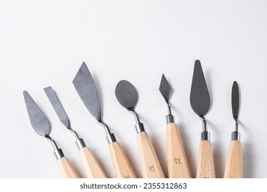 Un conjunto de cuchillos de paleta diferentes sobre lienzo. Un conjunto para dibujar.