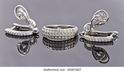 A Set Of Fine Silver Jewelry : Ring And Earring