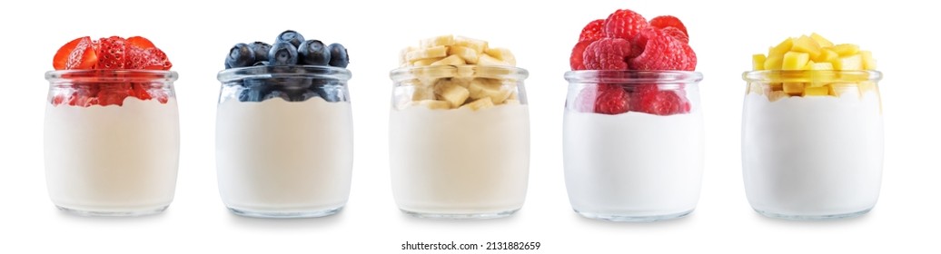 Ensemble de framboise de yaourt grec, mangue, fraise, myrtilles, parfait de banane dans des bocaux sur fond blanc isolé. toning. mise au point sélective