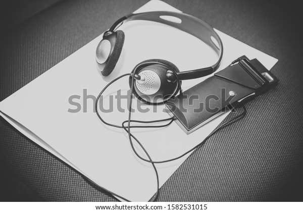 Set Headphones Simultaneous Translation During Negotiations の写真素材 今すぐ編集