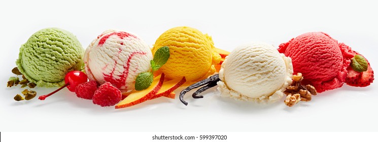 Набор совок мороженого разных цветов и вкусов с украшением ягод, орехов и фруктов, изолированных на белом фоне
