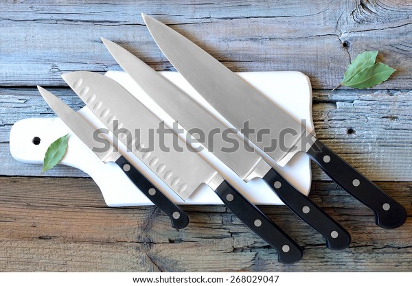 Набор кухонных ножей на доске, вид сверху