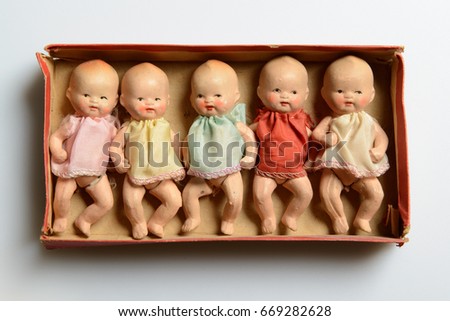 Set of little vintage dolls, packed in a tiny box