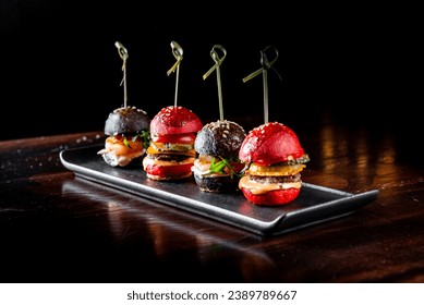 set mini hamburgers, mini burgers on plate