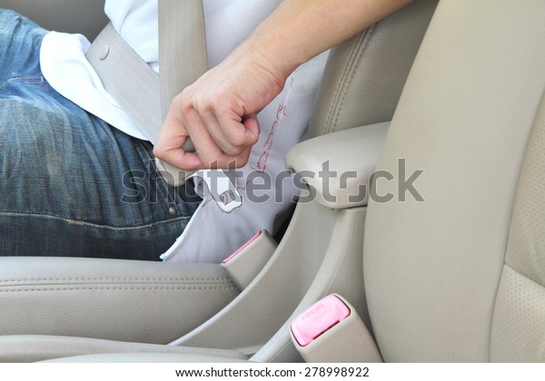 set the seat belt\
before drive the car.