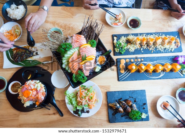 Женщина стол для суши