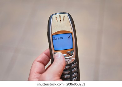 Setting Alarm Clock On An Old Mobile Phone