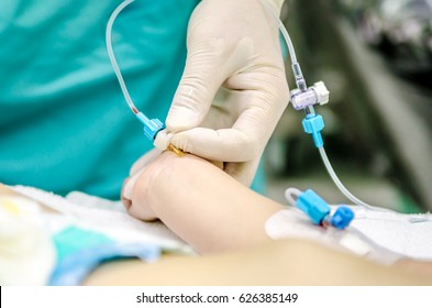 Setting by the doctor of a peripheral catheter to monitor invasive blood pressure during surgery.