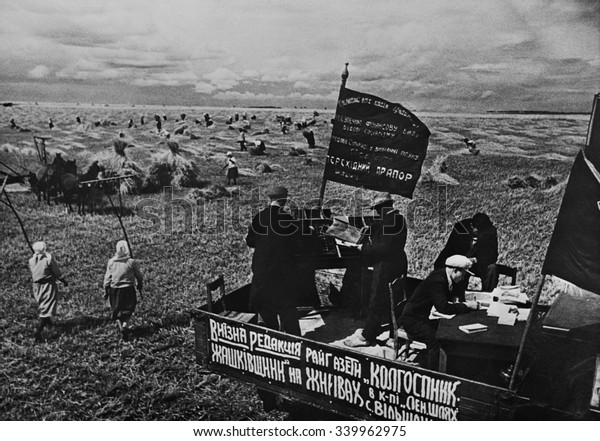 地方新聞「集団農民」をソビエトの農場の畑に置く。1935年～40年 ...