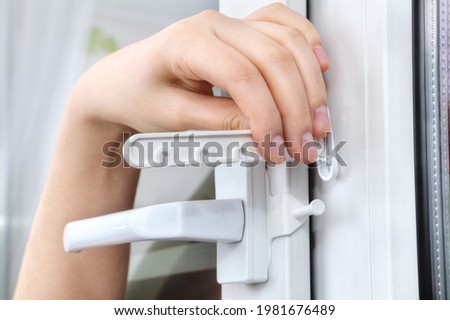 Setting restrictor on double hung window with double-glazed.