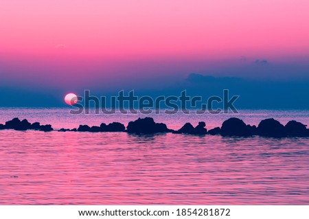 The setting sun sets over the horizon to the sea, Koh Phangan, Thailand
