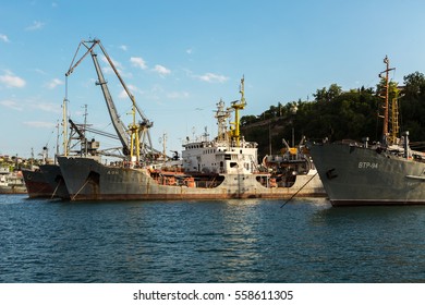 Three Rusty Tugboats Docked Nassau City Stock Photo 663604012 ...