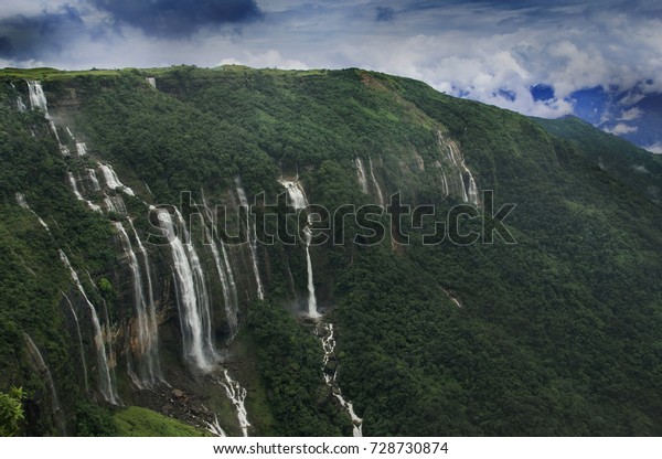 七姉妹の滝はメガラヤの有名な滝です 七姉妹の滝はモンスーン期にのみ流れるので この場所に来るのに最適な時期は7月から9月です の写真素材 今すぐ編集