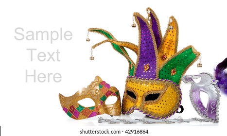Varias máscaras mardi gras con dorado, violeta, verde y blanco con espacio de copia sobre fondo blanco