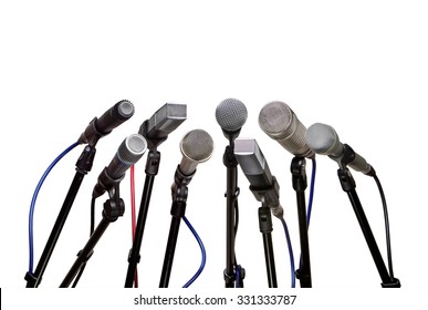 Mehrere Mikrofone für Pressekonferenzen einzeln auf Weiß