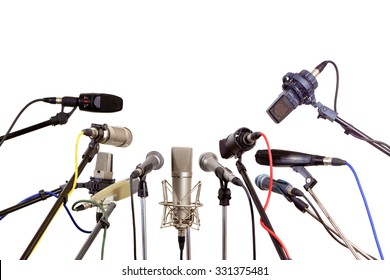 Mehrere Mikrofone vorbereitete Pressekonferenz - einzeln auf weißem Hintergrund