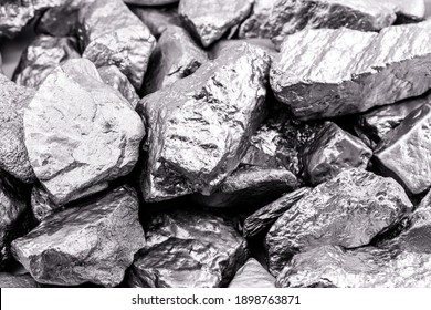 several palladium stones, a chemical element that at room temperature contracts in the solid state. Metal used in industry. Spot focus