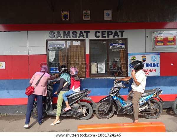 Several people
are queuing to pay the annual vehicle tax at a Samsat in Purwokerto
Indonesia on November 26,
2020