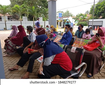 
Several Residents Were Queuing For Treatment In Front Of The Puskesmas, In Purwokerto Indonesia On November 5, 2020