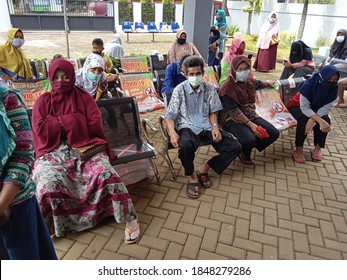 
Several Residents Were Queuing For Treatment In Front Of The Puskesmas, In Purwokerto Indonesia On November 5, 2020