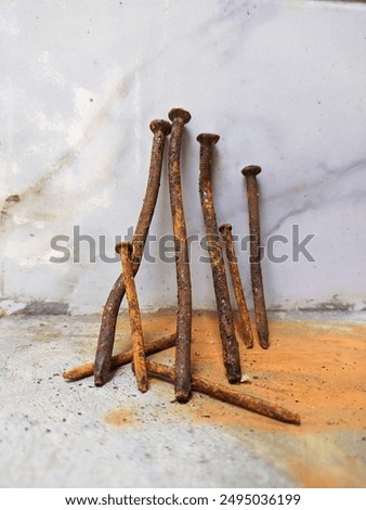 Several types of nails that are rusty