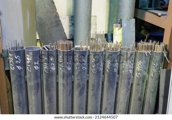 Several types of\
welding auxiliary\
wires.
