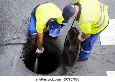 Sewerage Workers  Draining The Sewer Line