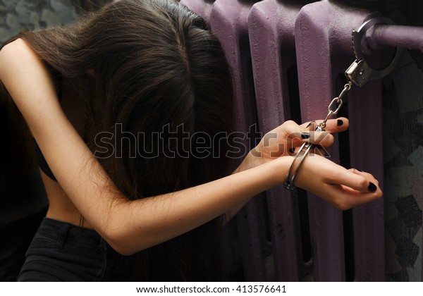 性的奴隷制度 手錠をかけた若い女性 の写真素材 今すぐ編集